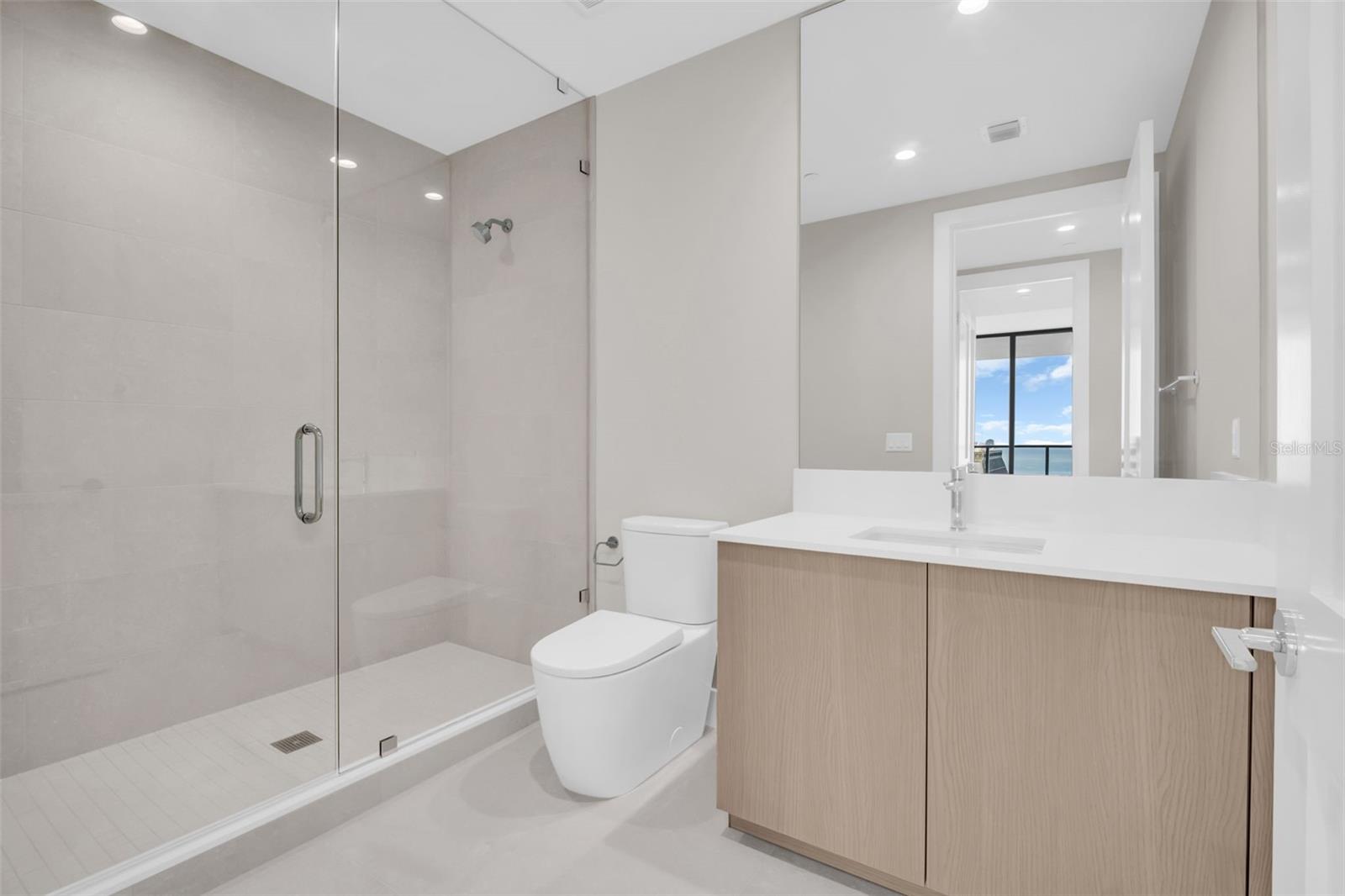 Listing photo id 45 for 275 1st Avenue S 3703