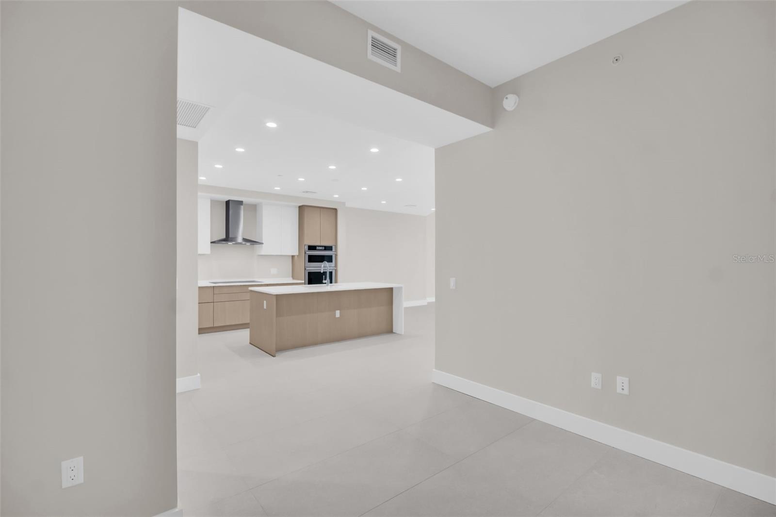 Listing photo id 3 for 275 1st Avenue S 3703