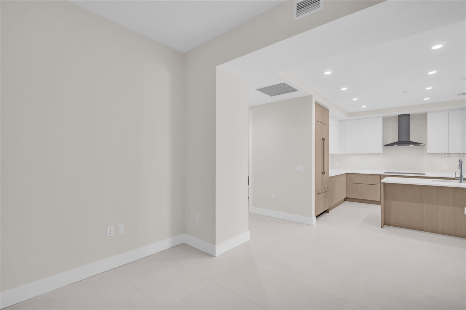 Listing photo id 5 for 275 1st Avenue S 3703