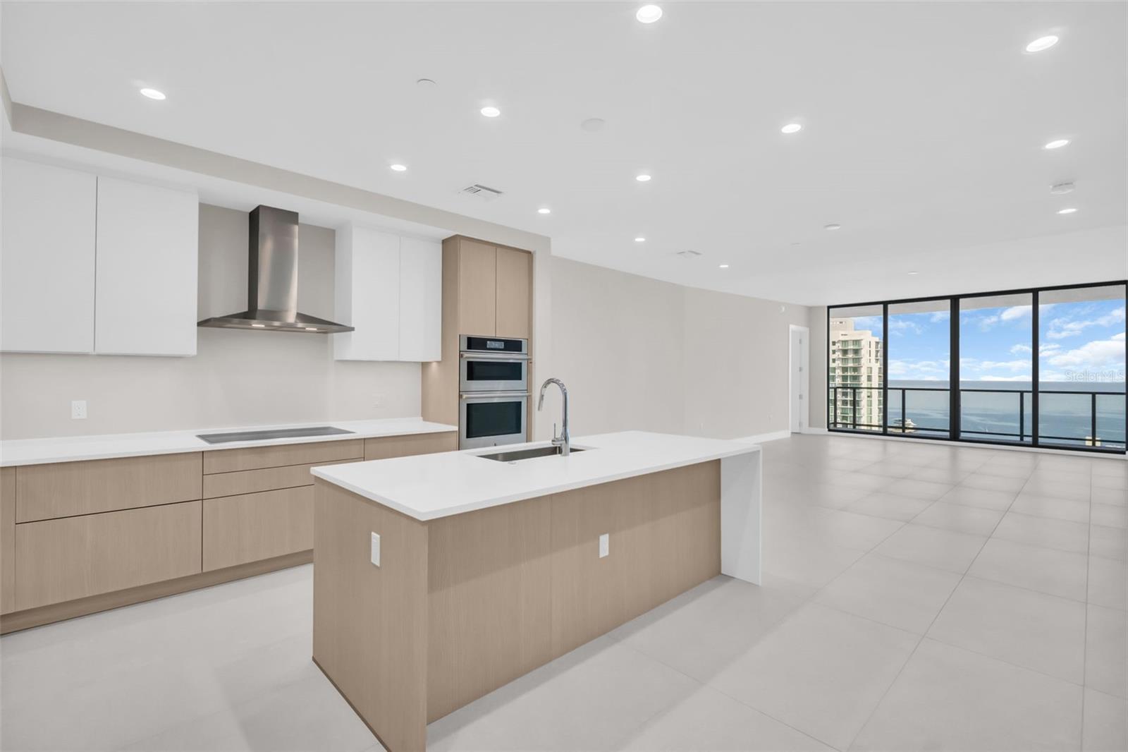 Listing photo id 6 for 275 1st Avenue S 3703