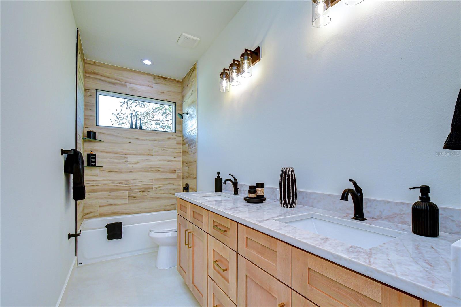 Listing photo id 8 for 3213 Aileen Street