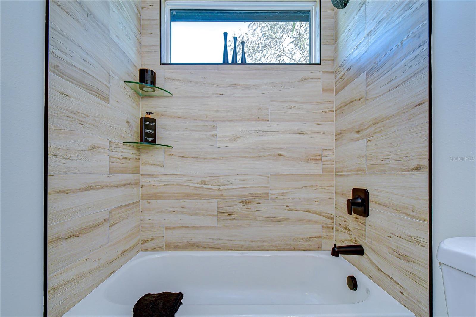 Listing photo id 9 for 3213 Aileen Street