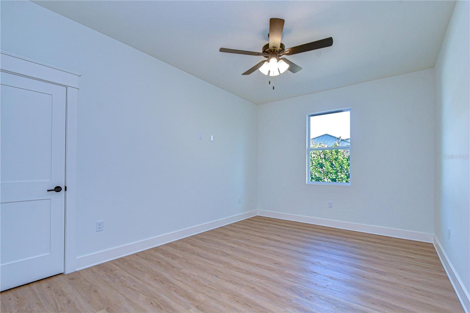 Listing photo id 10 for 3213 Aileen Street