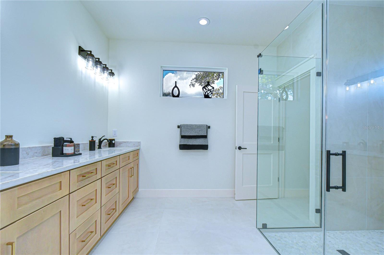 Listing photo id 13 for 3213 Aileen Street