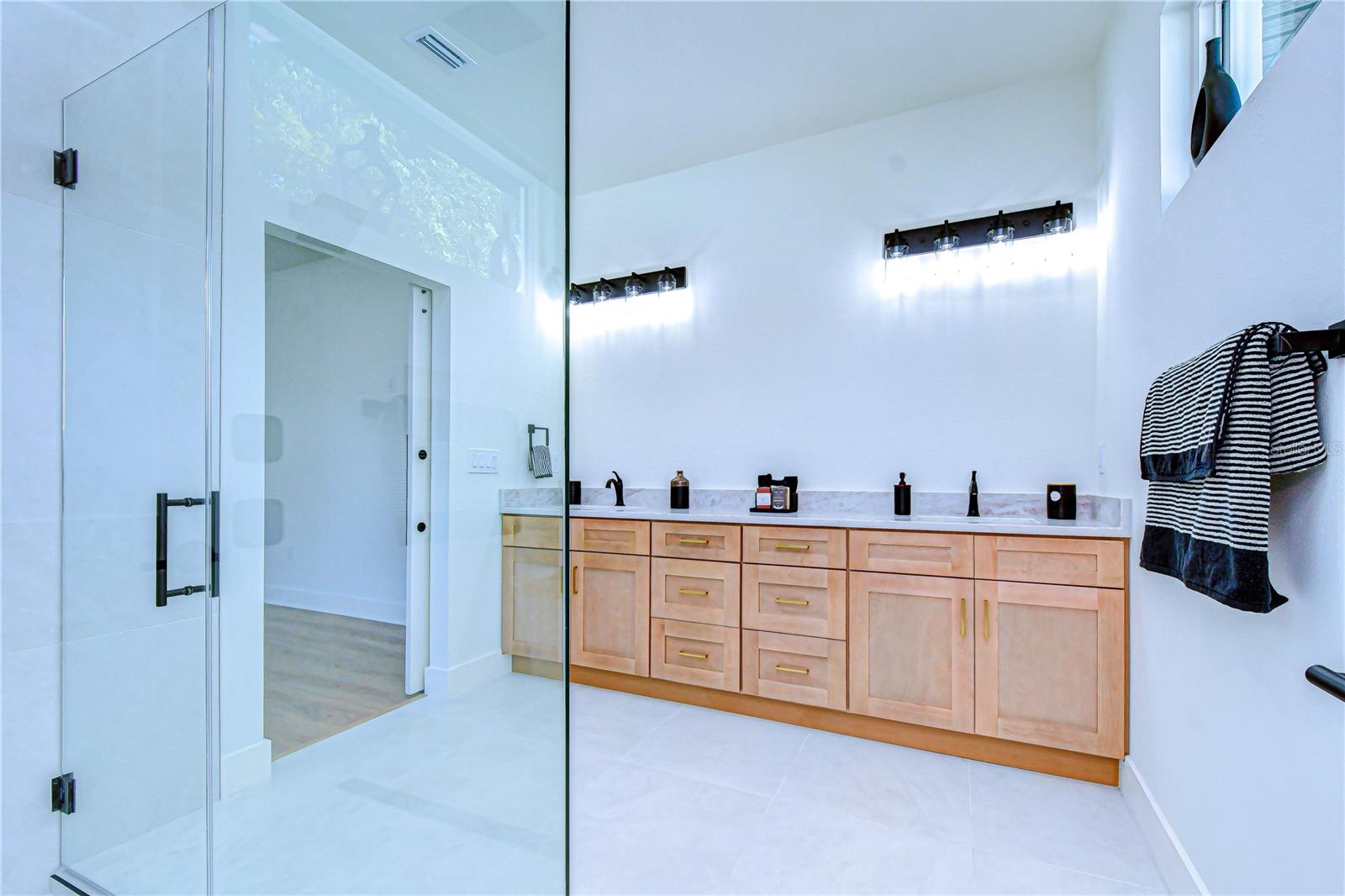 Listing photo id 15 for 3213 Aileen Street