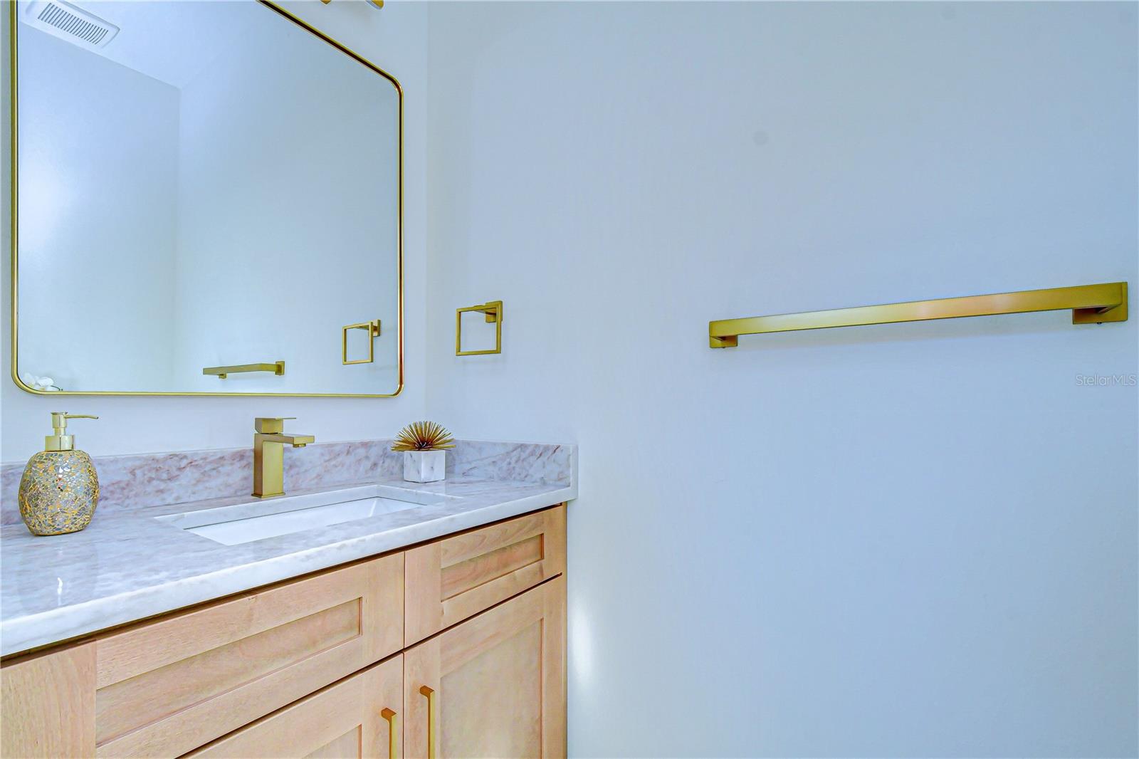 Listing photo id 27 for 3213 Aileen Street