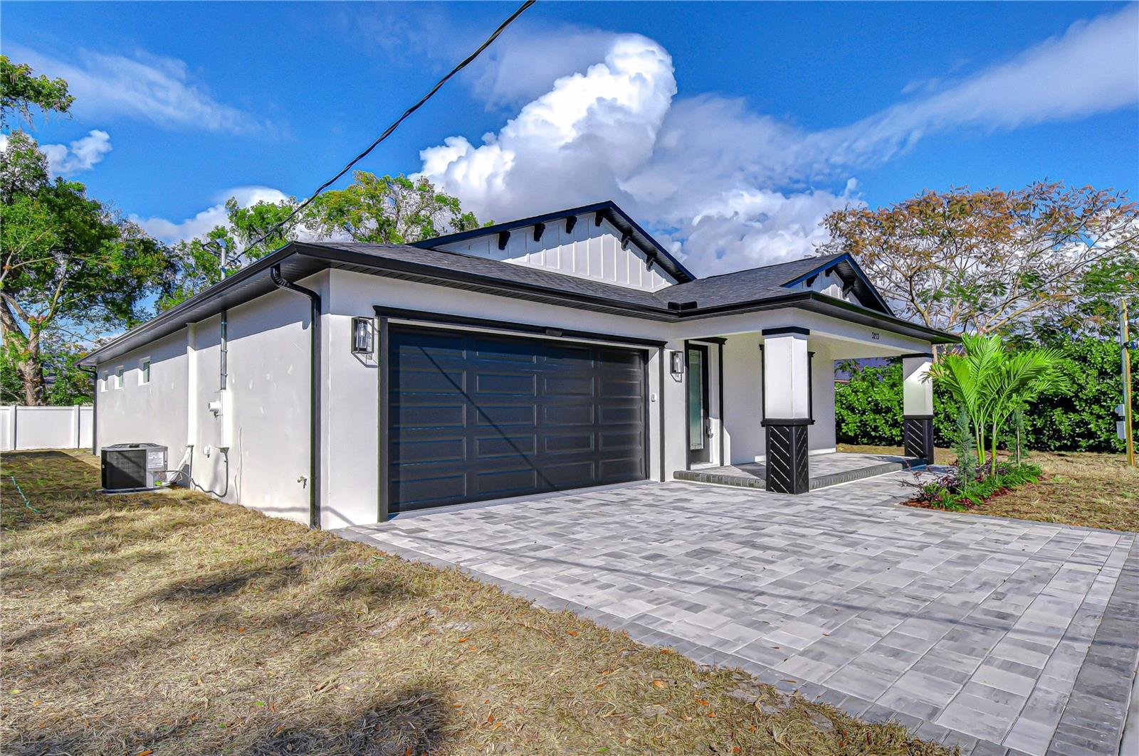 Listing photo id 1 for 3213 Aileen Street