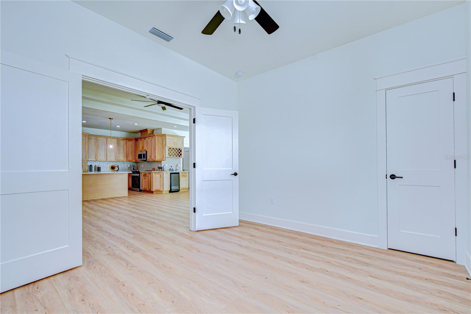 Listing photo id 28 for 3213 Aileen Street