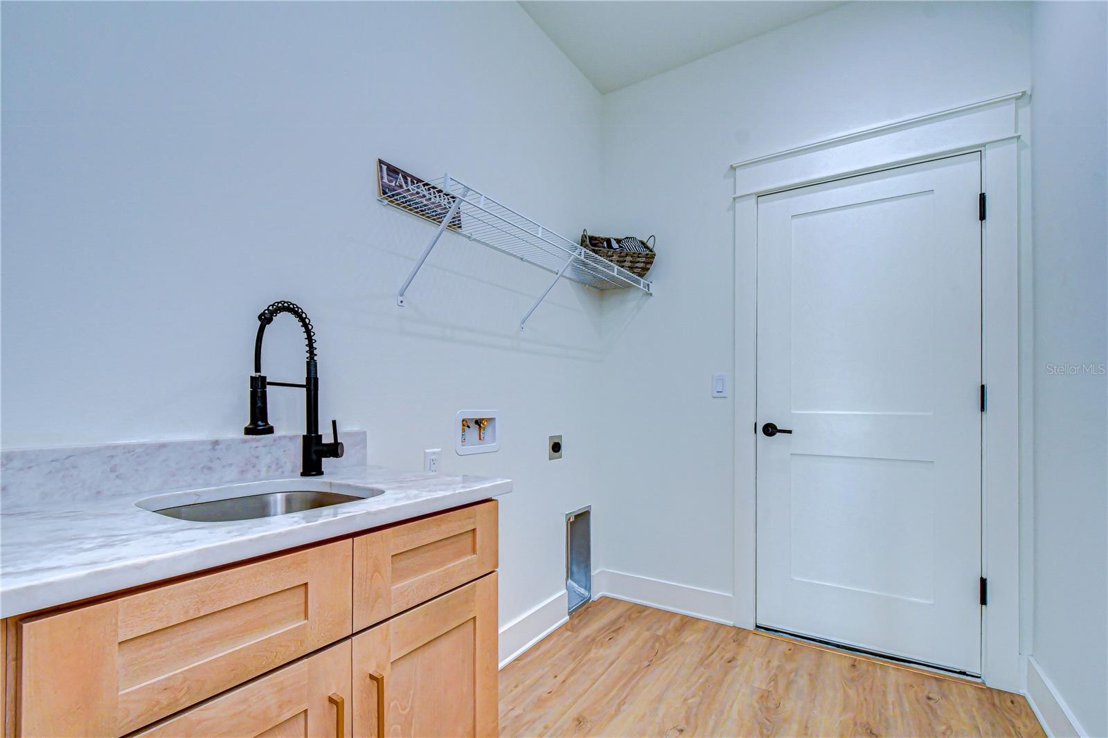 Listing photo id 29 for 3213 Aileen Street