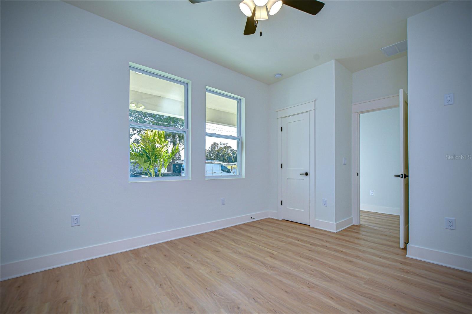 Listing photo id 7 for 3213 Aileen Street