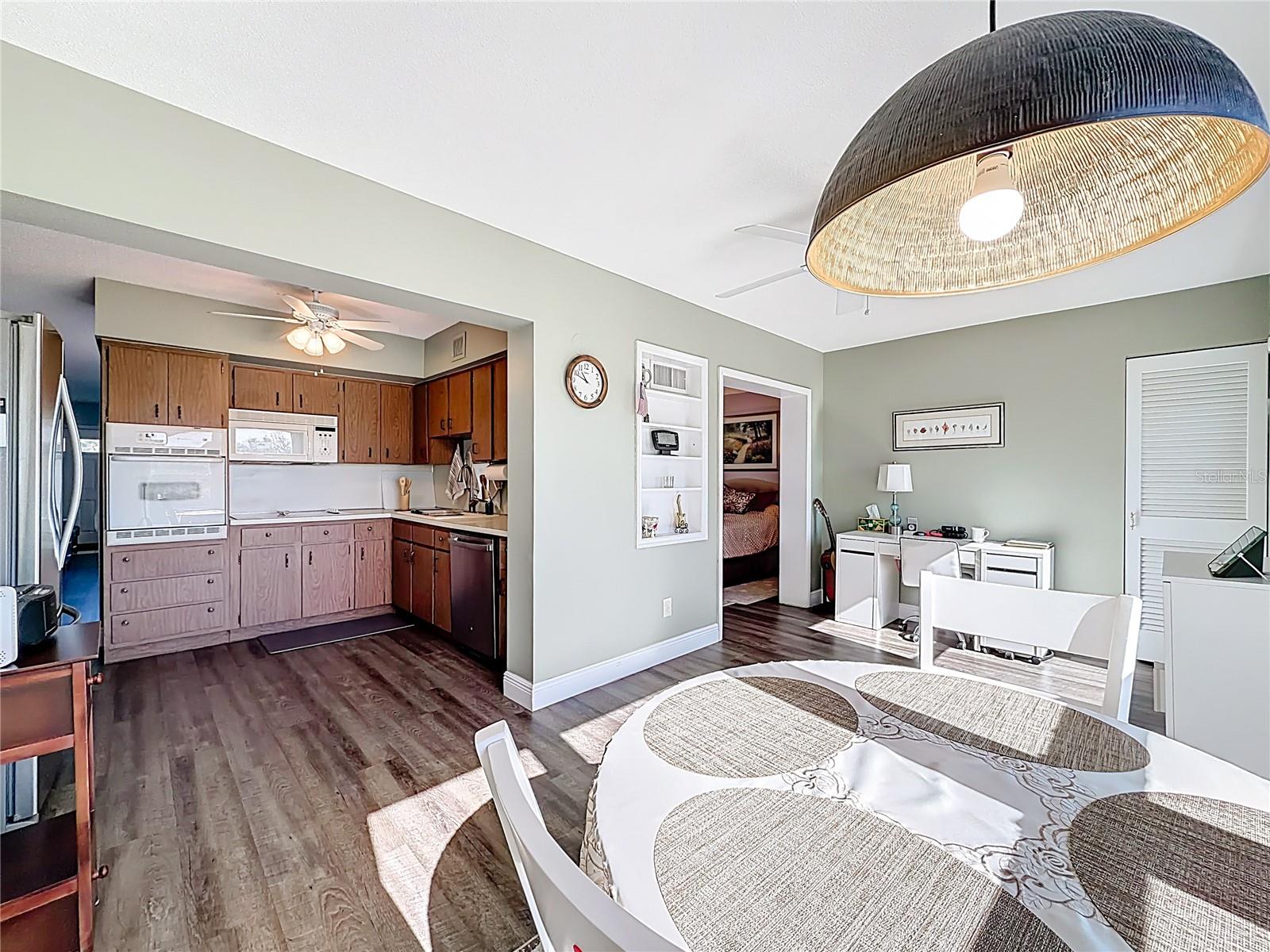 Listing photo id 3 for 2459 Columbia Drive 31