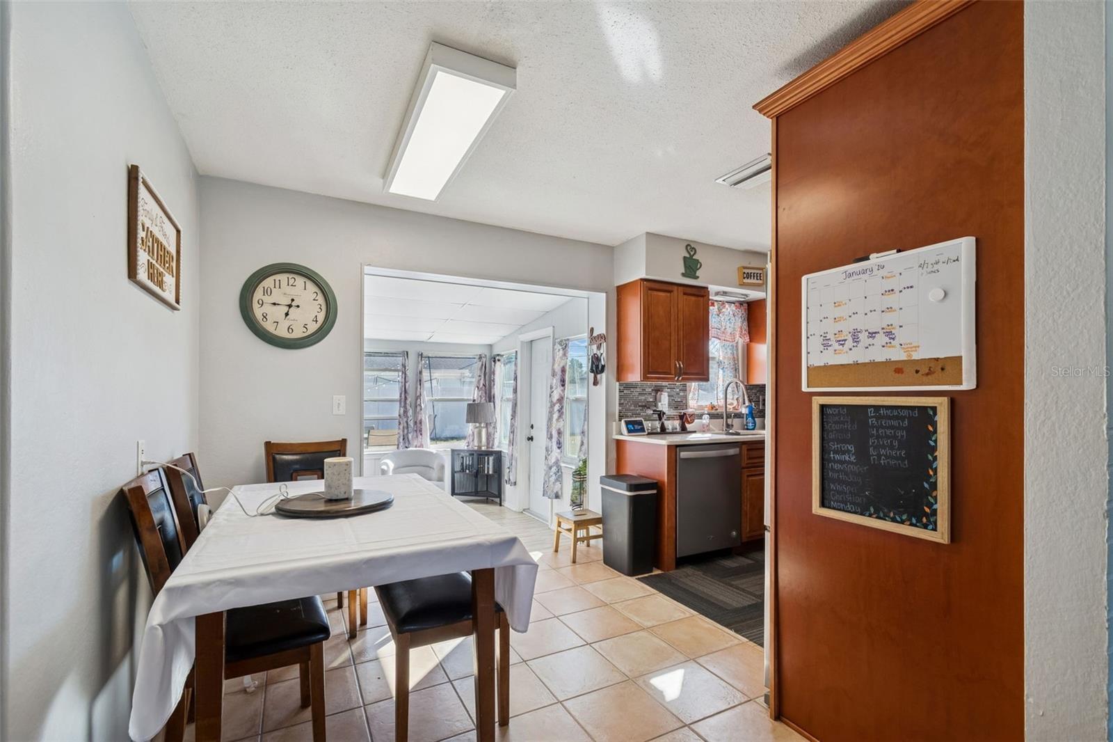 Listing photo id 11 for 6533 26th Street N