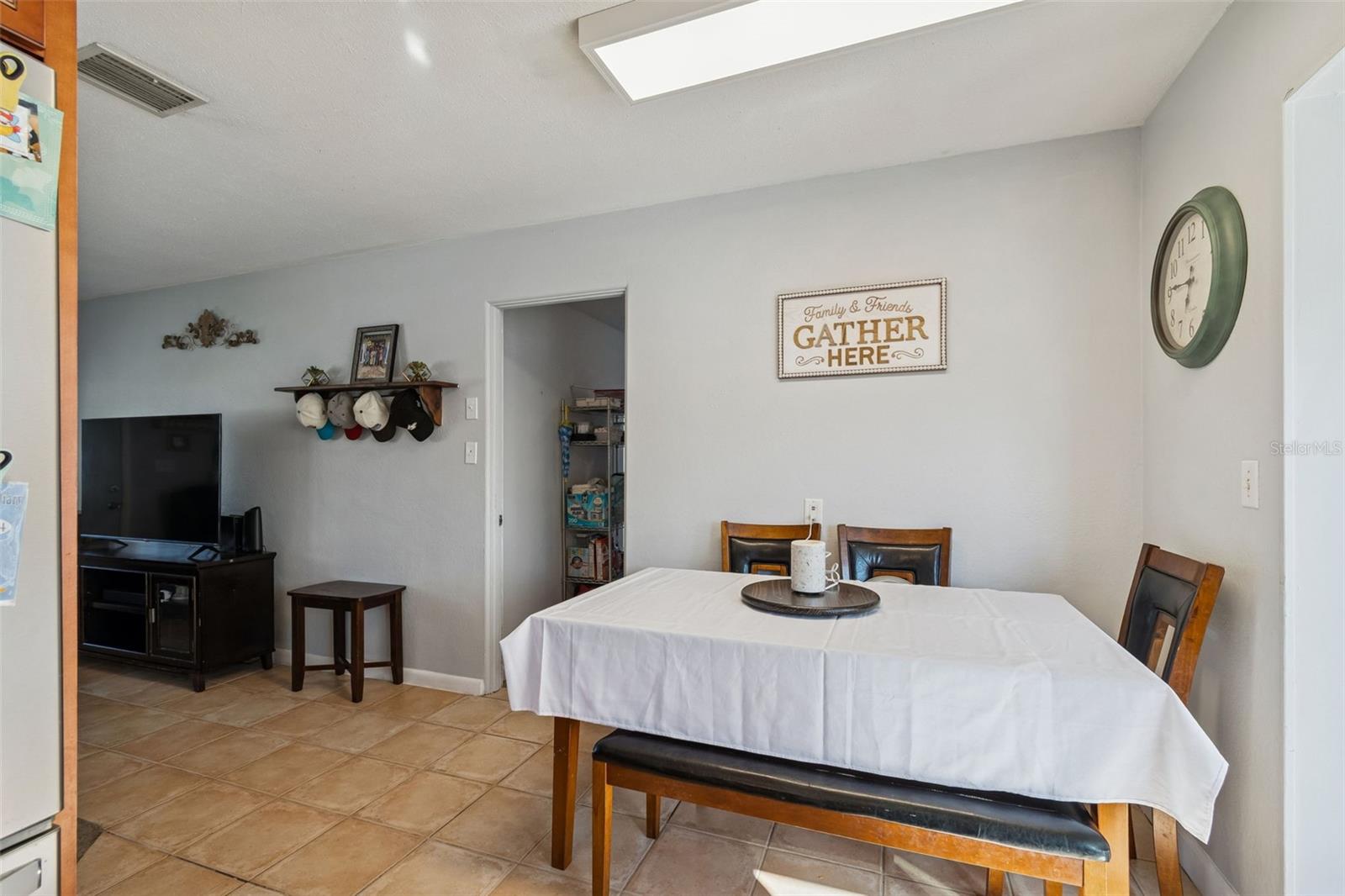 Listing photo id 13 for 6533 26th Street N