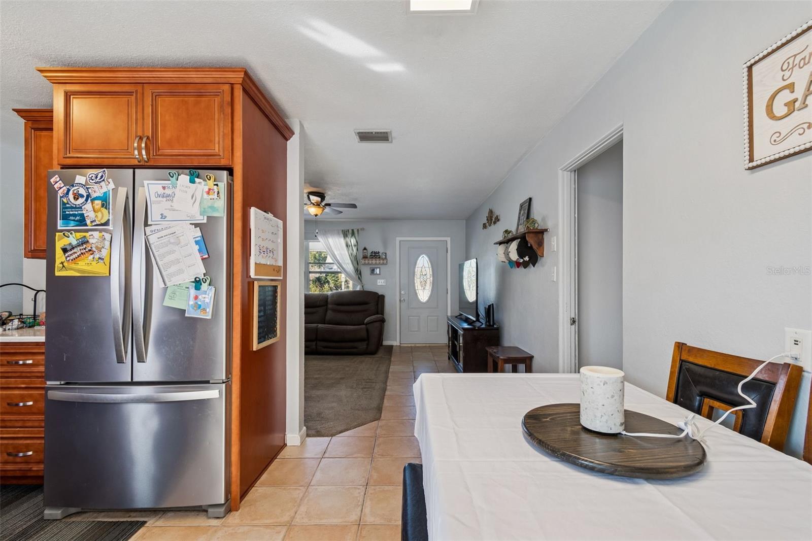 Listing photo id 14 for 6533 26th Street N