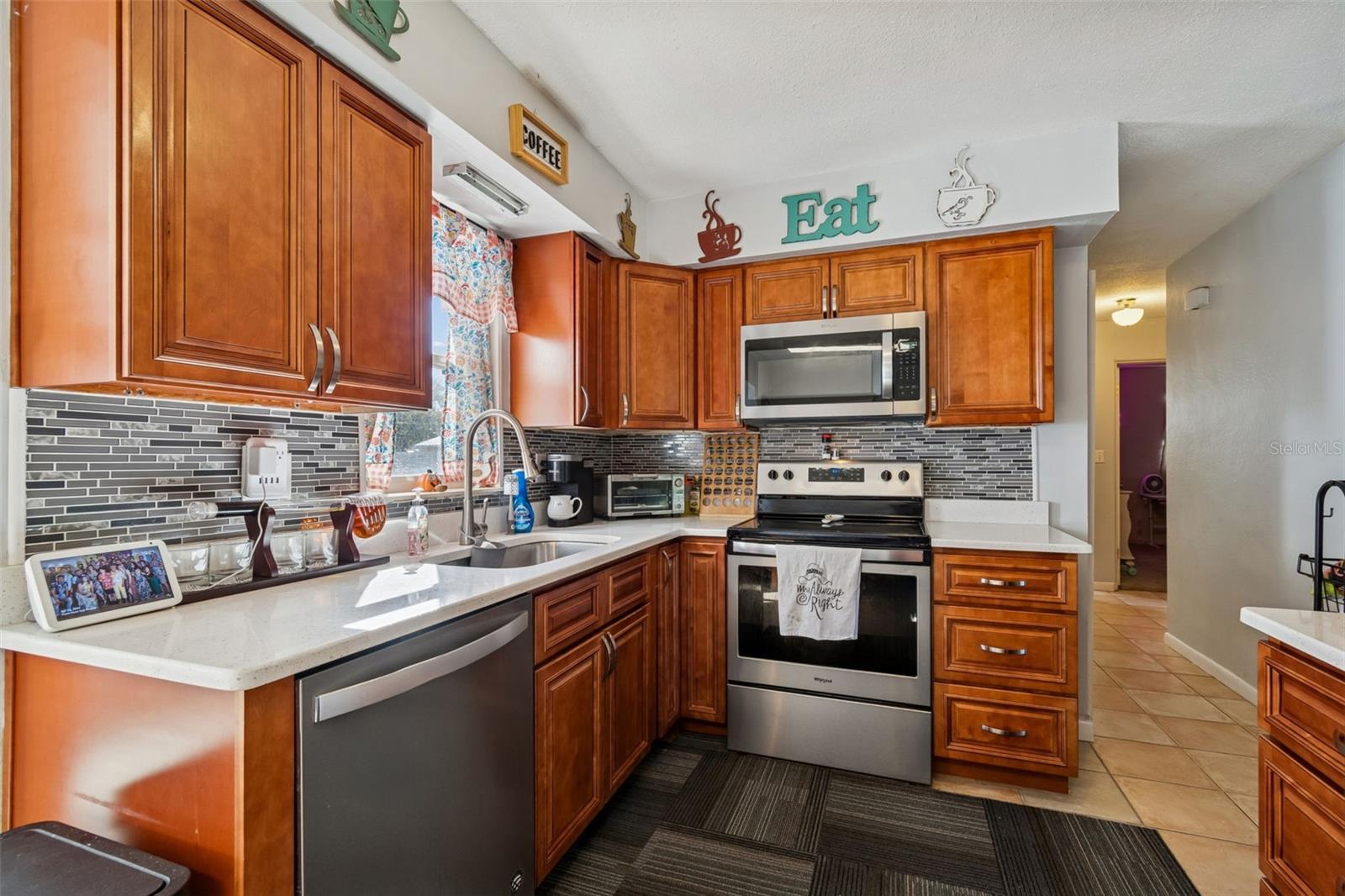 Listing photo id 16 for 6533 26th Street N