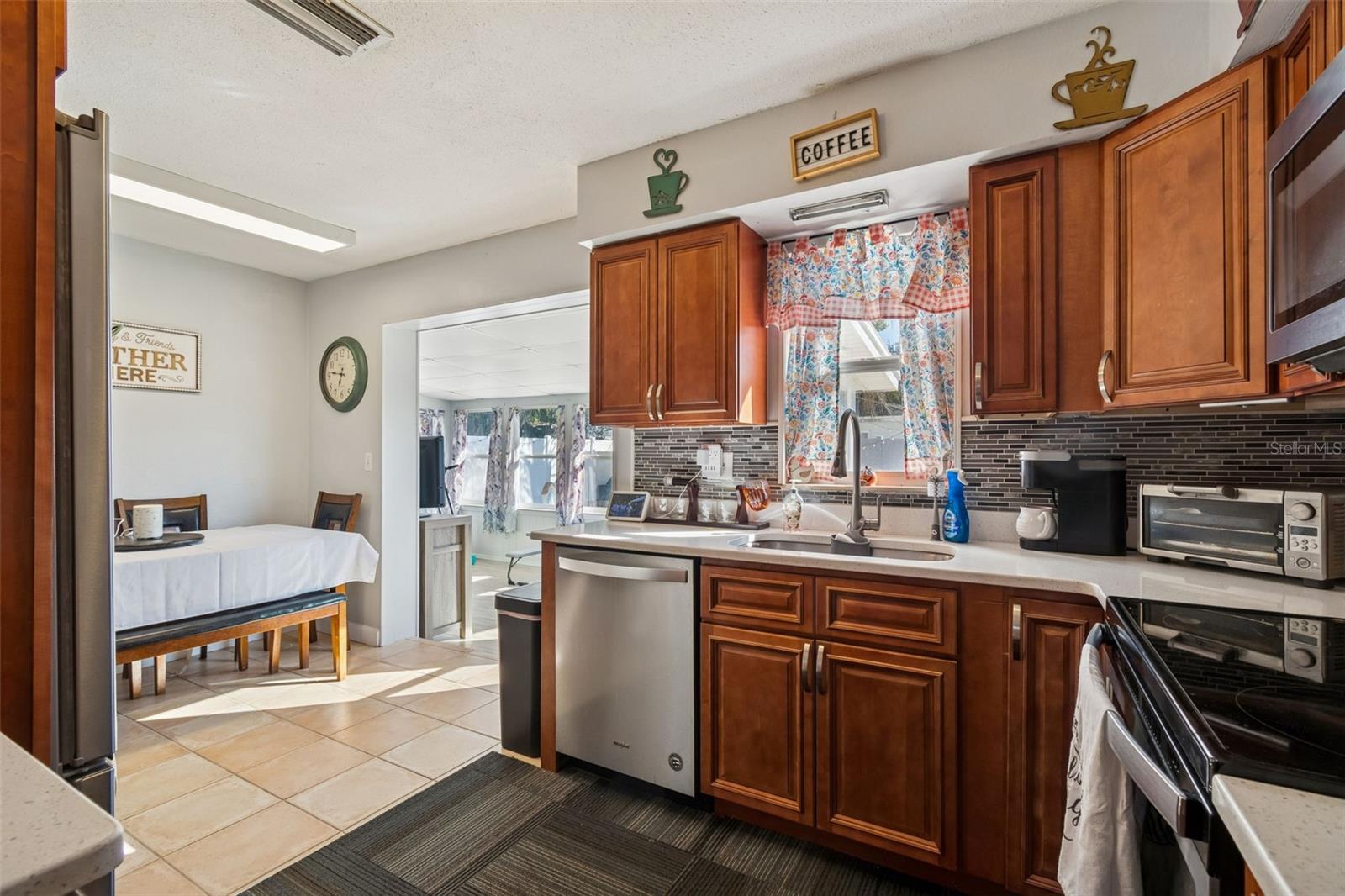 Listing photo id 17 for 6533 26th Street N