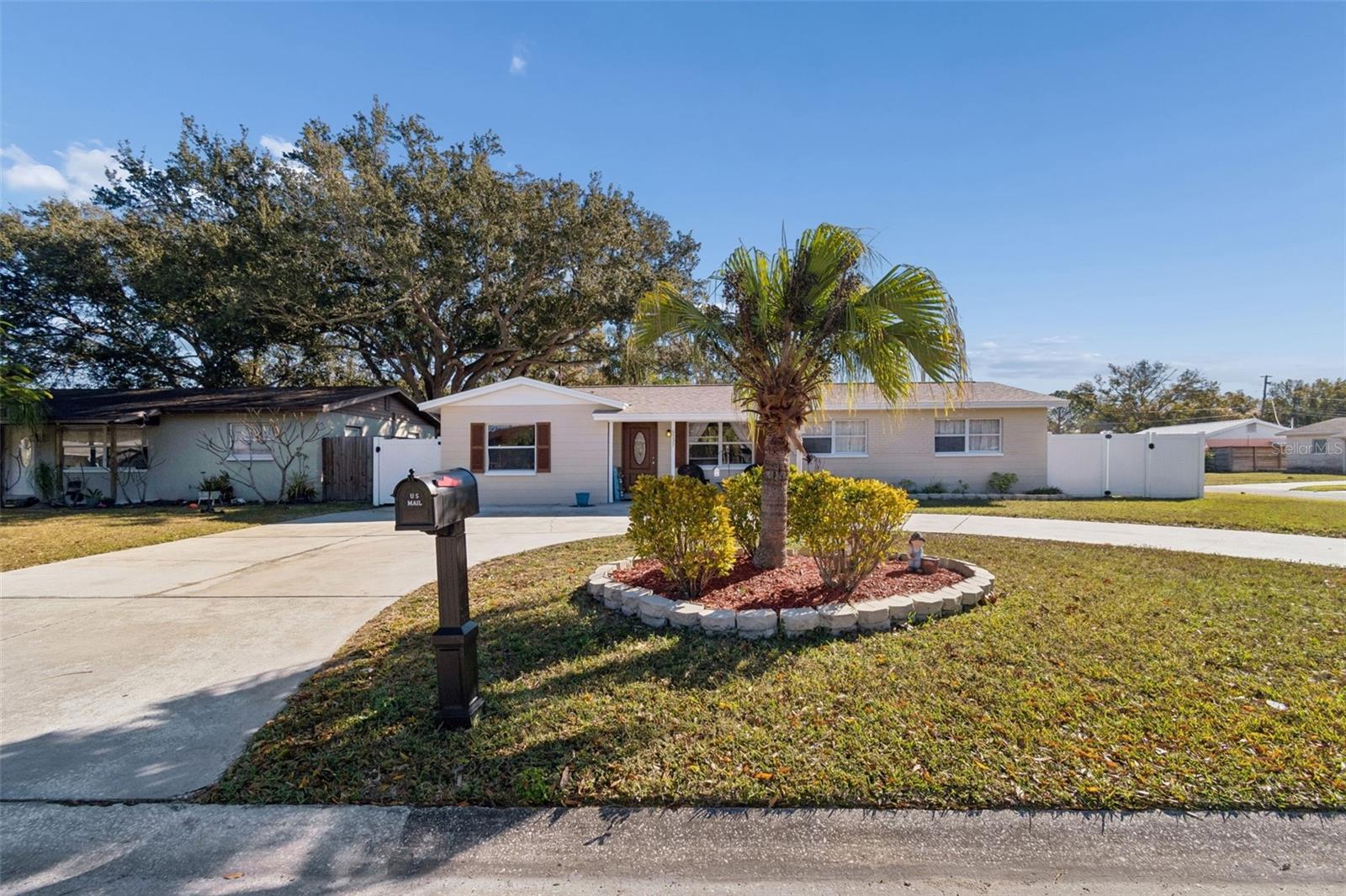 Listing photo id 0 for 6533 26th Street N