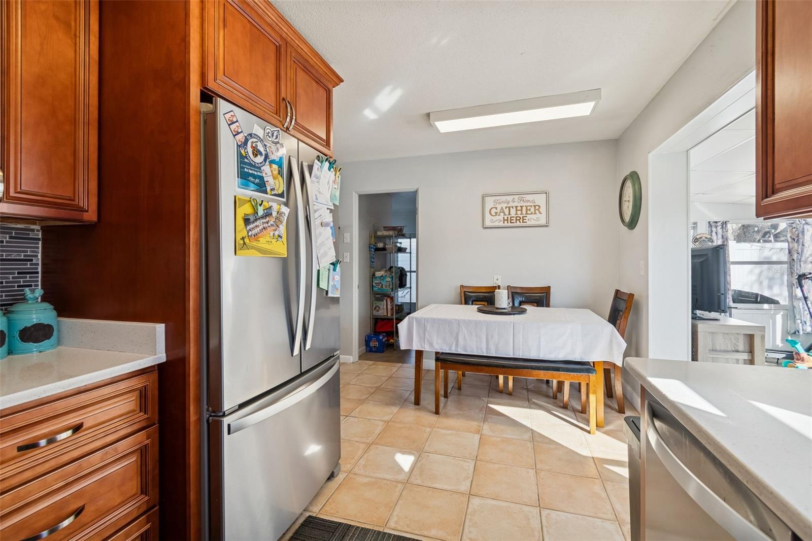 Listing photo id 18 for 6533 26th Street N