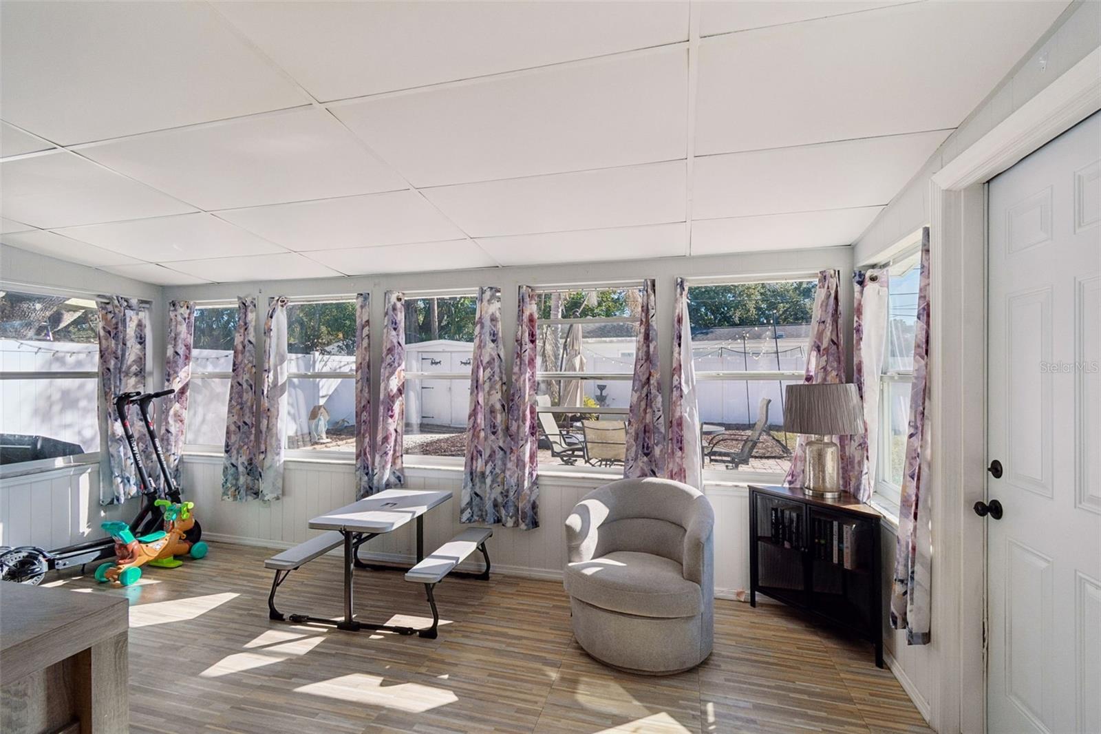 Listing photo id 20 for 6533 26th Street N