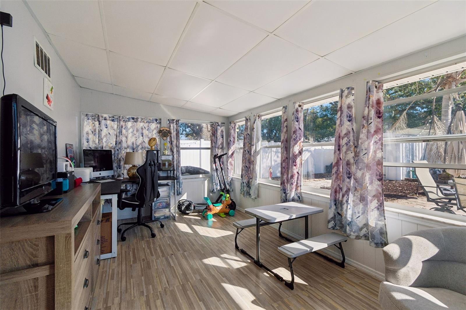 Listing photo id 21 for 6533 26th Street N