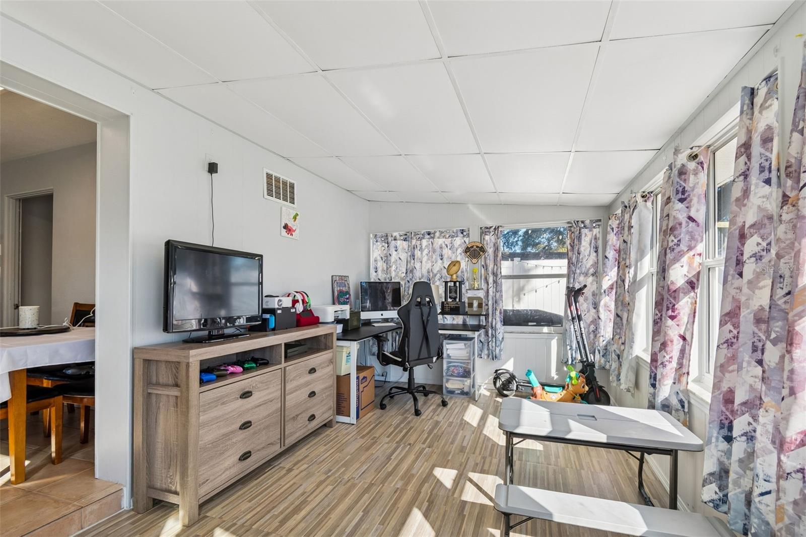 Listing photo id 22 for 6533 26th Street N