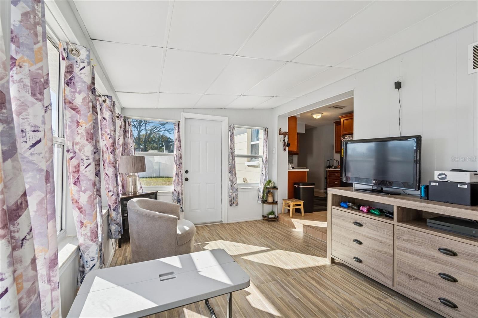 Listing photo id 23 for 6533 26th Street N