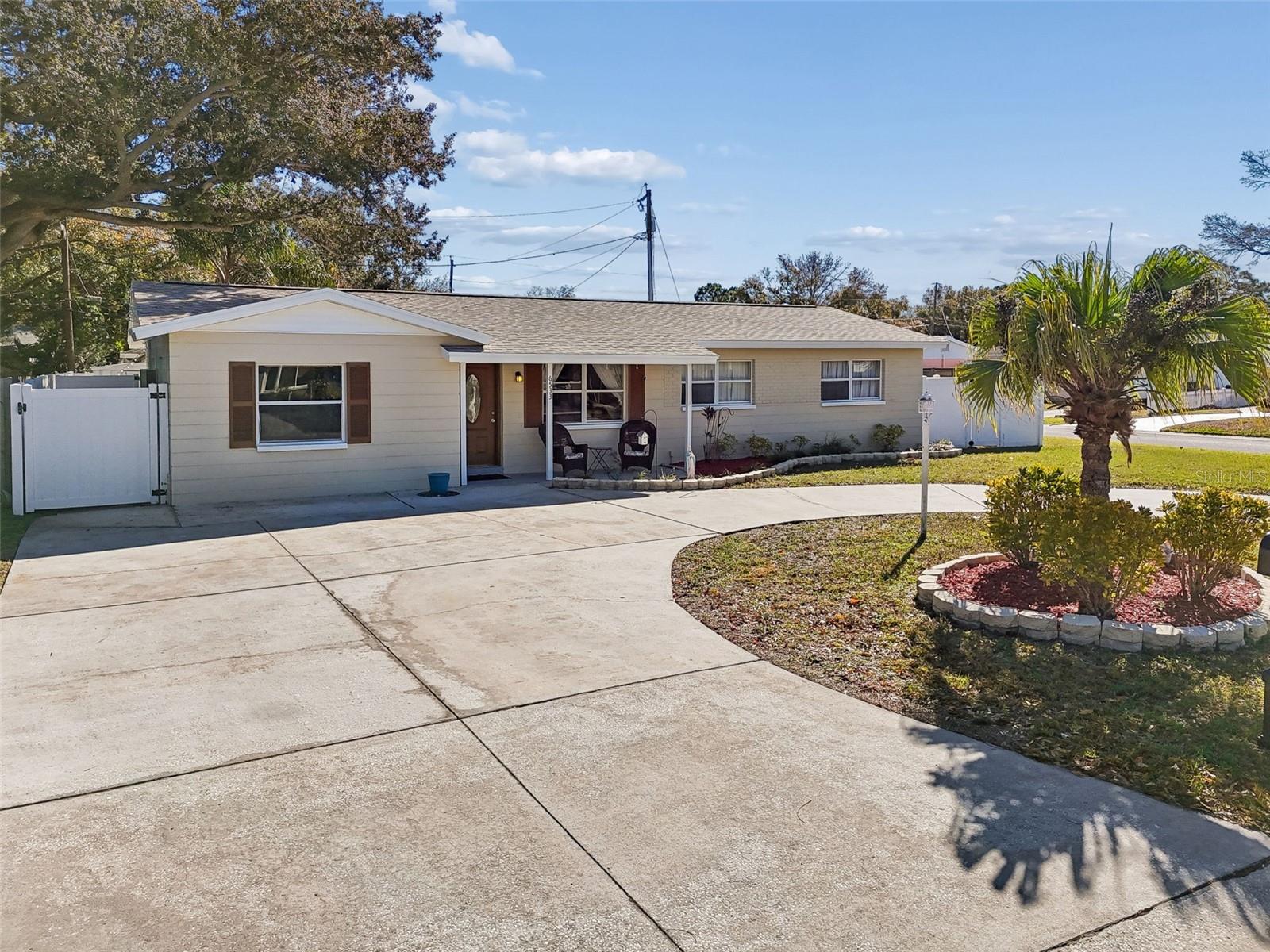 Listing photo id 1 for 6533 26th Street N