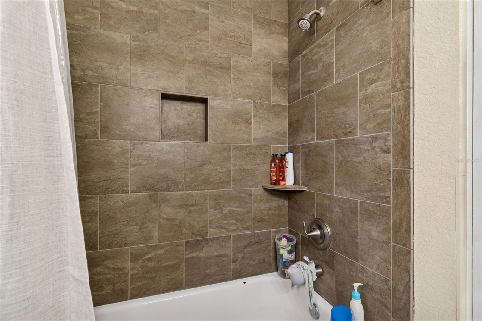 Listing photo id 33 for 6533 26th Street N