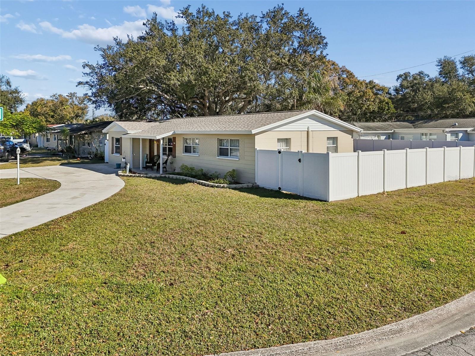 Listing photo id 2 for 6533 26th Street N