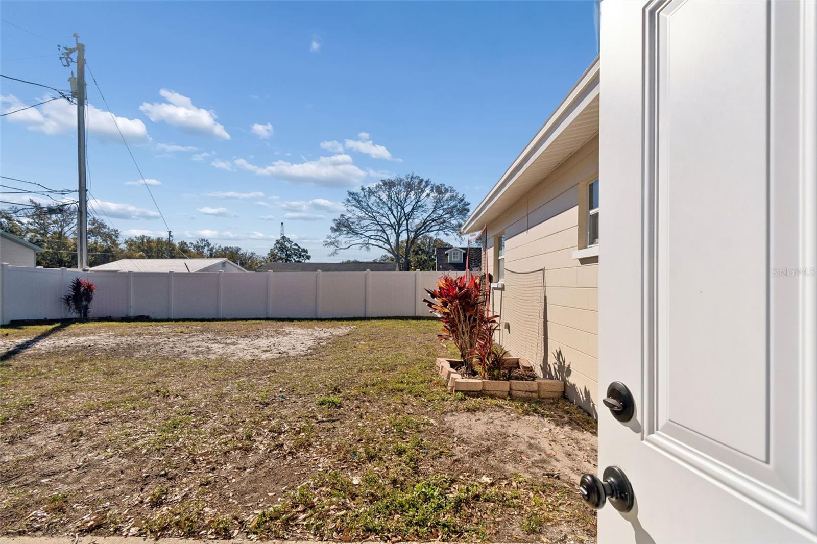 Listing photo id 41 for 6533 26th Street N