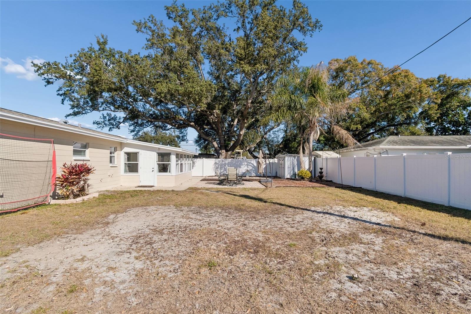 Listing photo id 43 for 6533 26th Street N