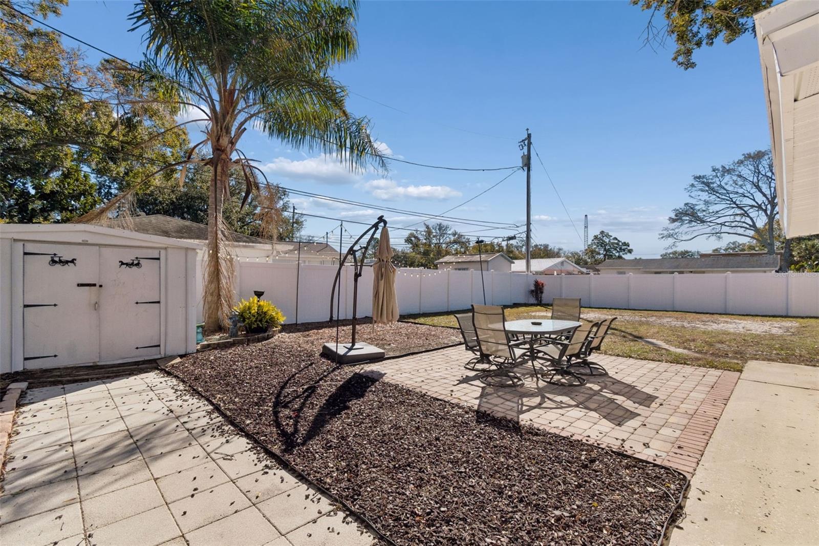 Listing photo id 47 for 6533 26th Street N