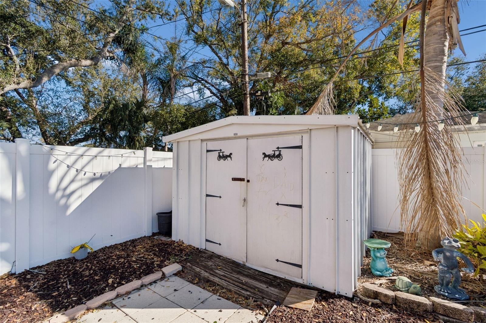 Listing photo id 49 for 6533 26th Street N