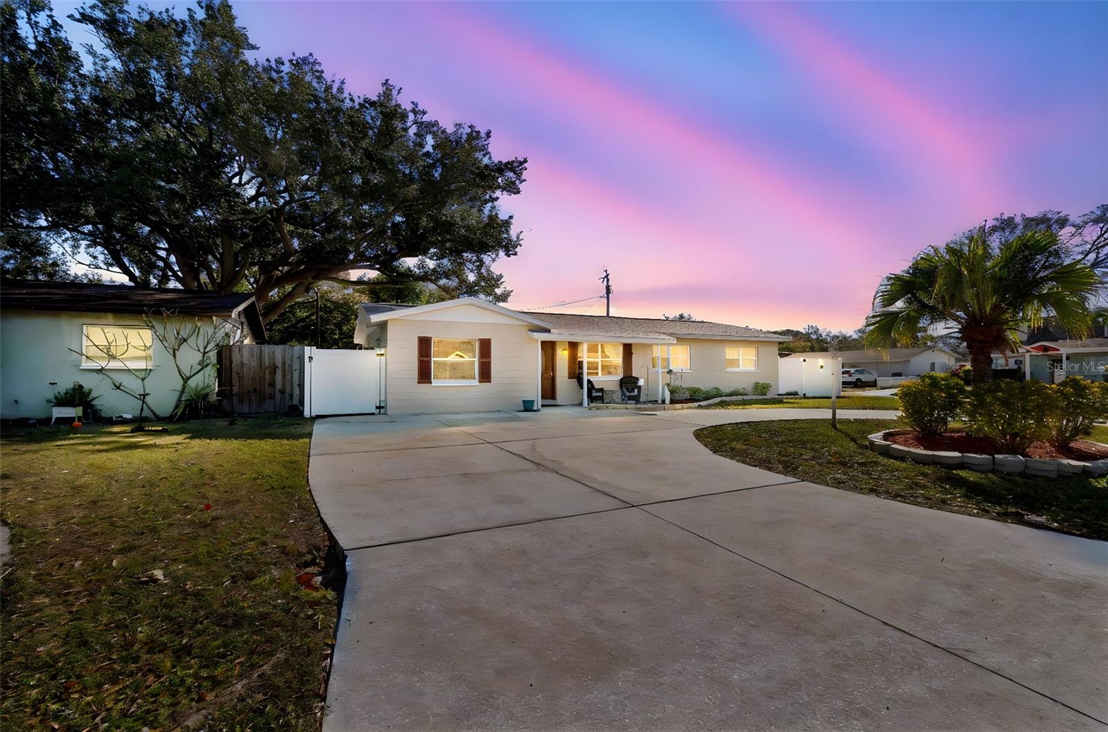 Listing photo id 62 for 6533 26th Street N