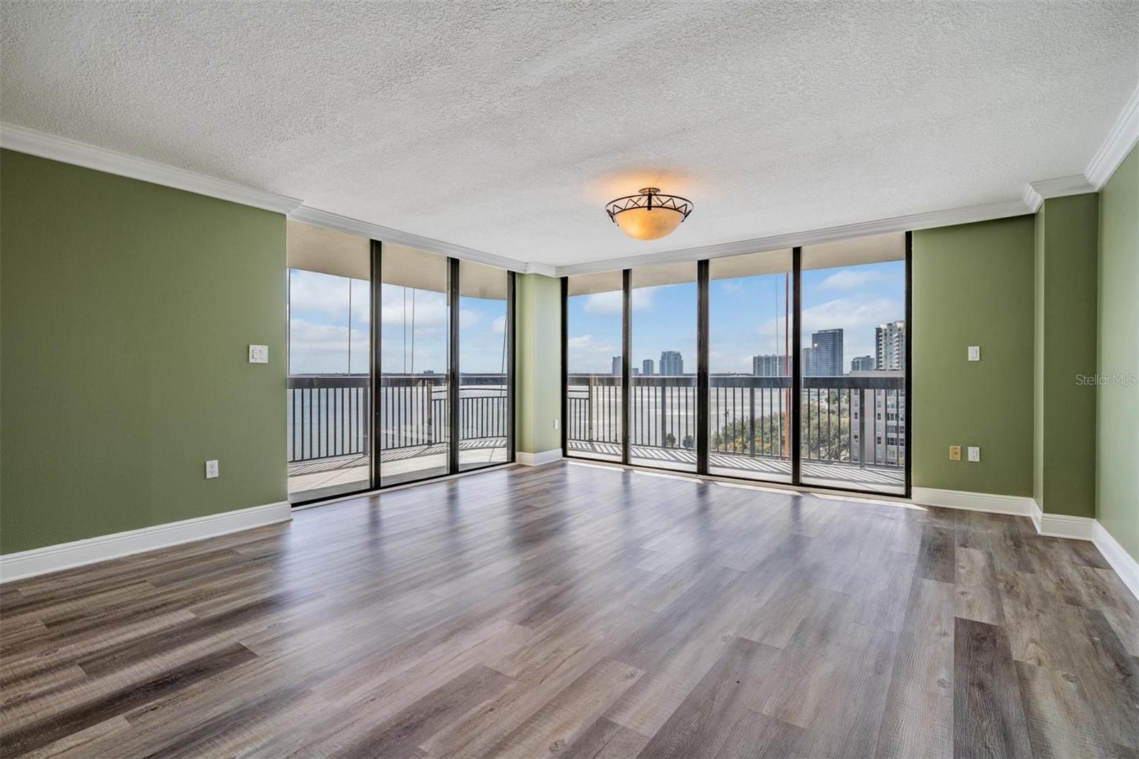 Image 17 of 36 For 2413 Bayshore Boulevard 1004