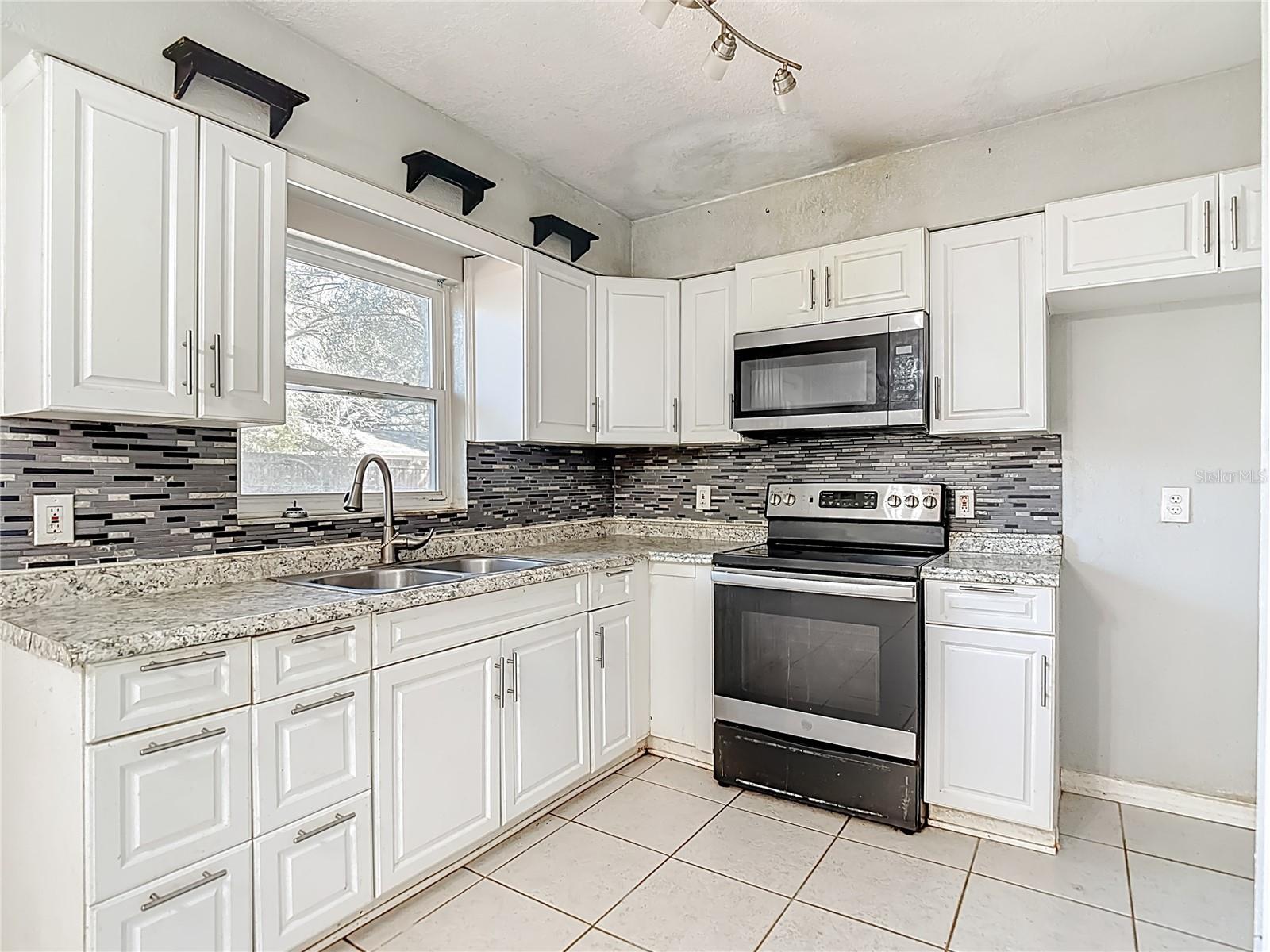 Image 14 of 46 For 27183 Thorncrest Avenue