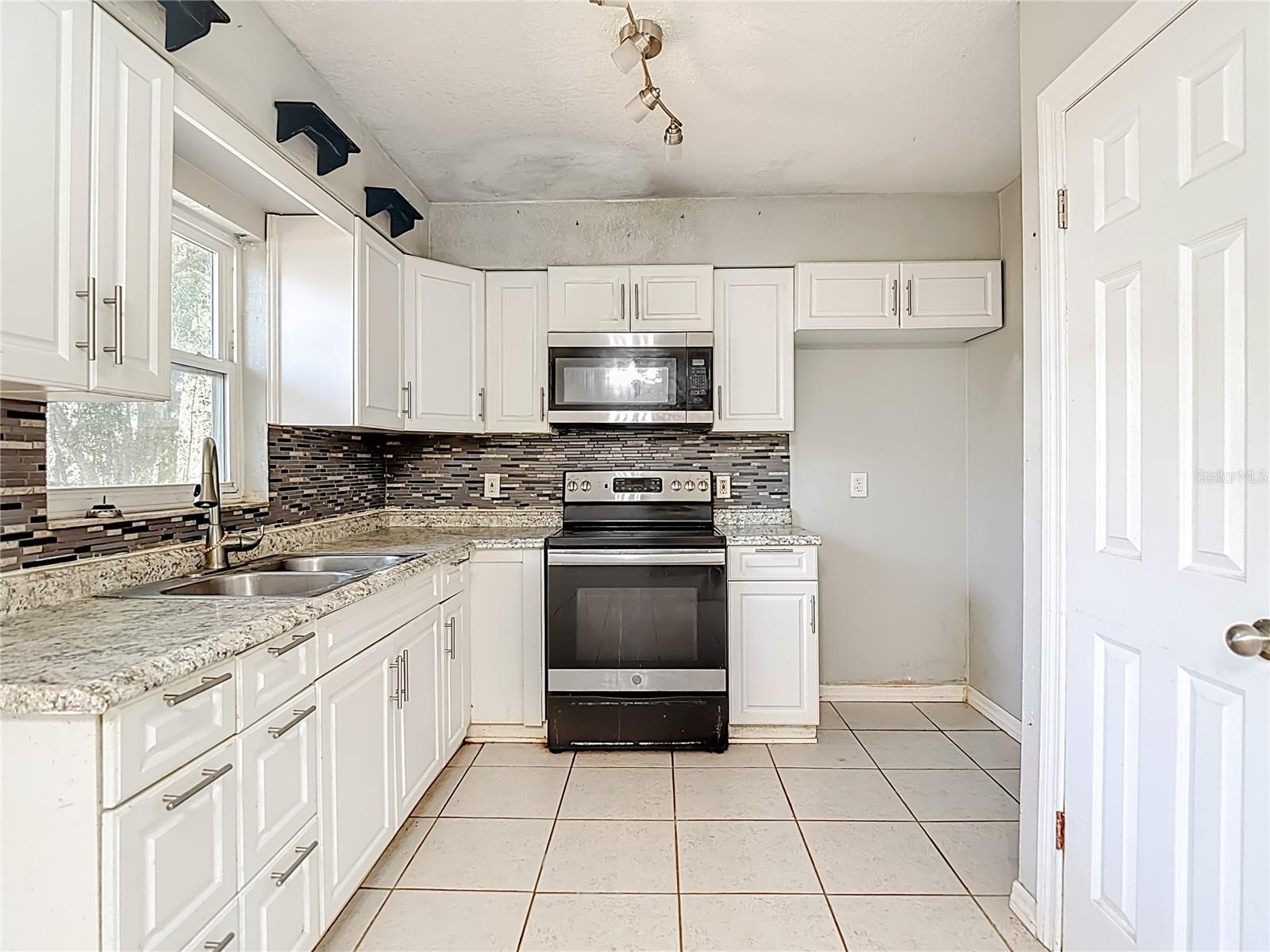 Image 15 of 46 For 27183 Thorncrest Avenue