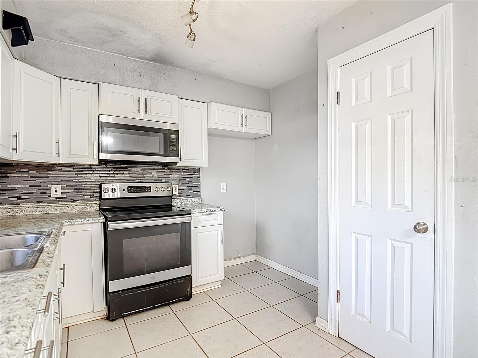 Image 16 of 46 For 27183 Thorncrest Avenue