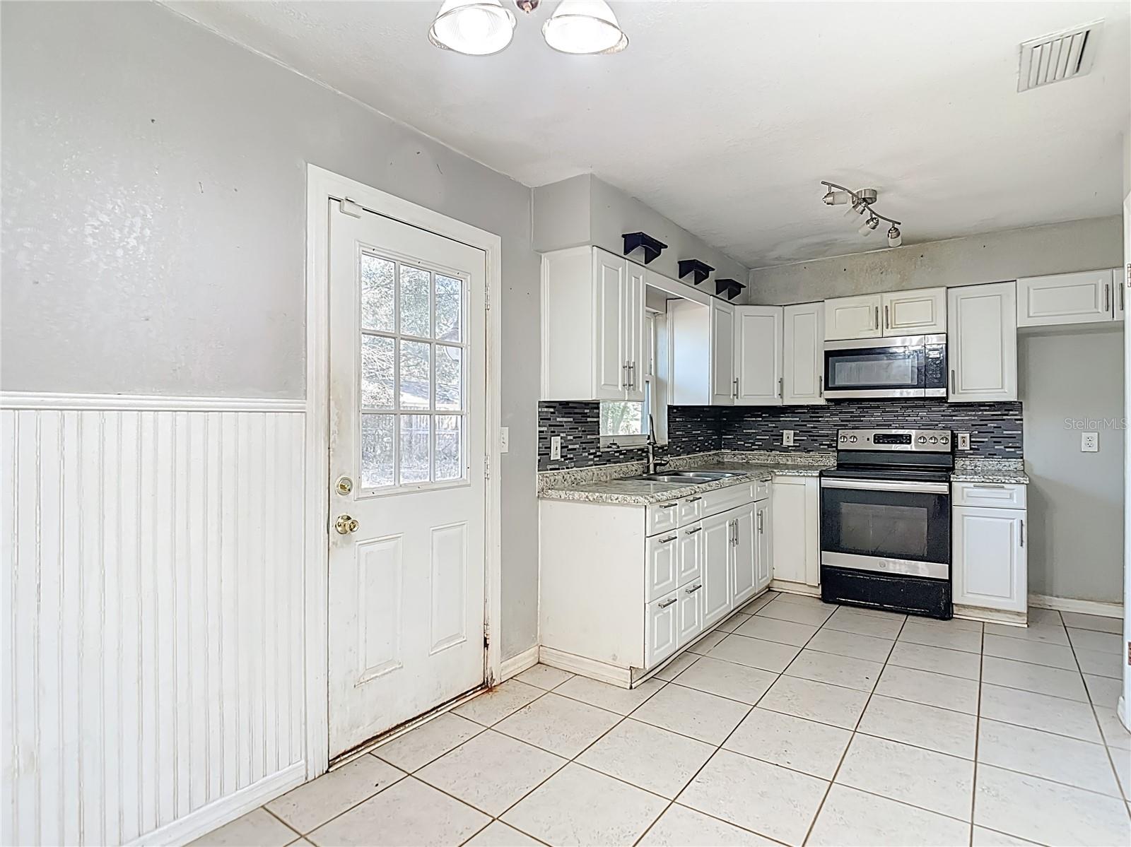 Image 21 of 46 For 27183 Thorncrest Avenue