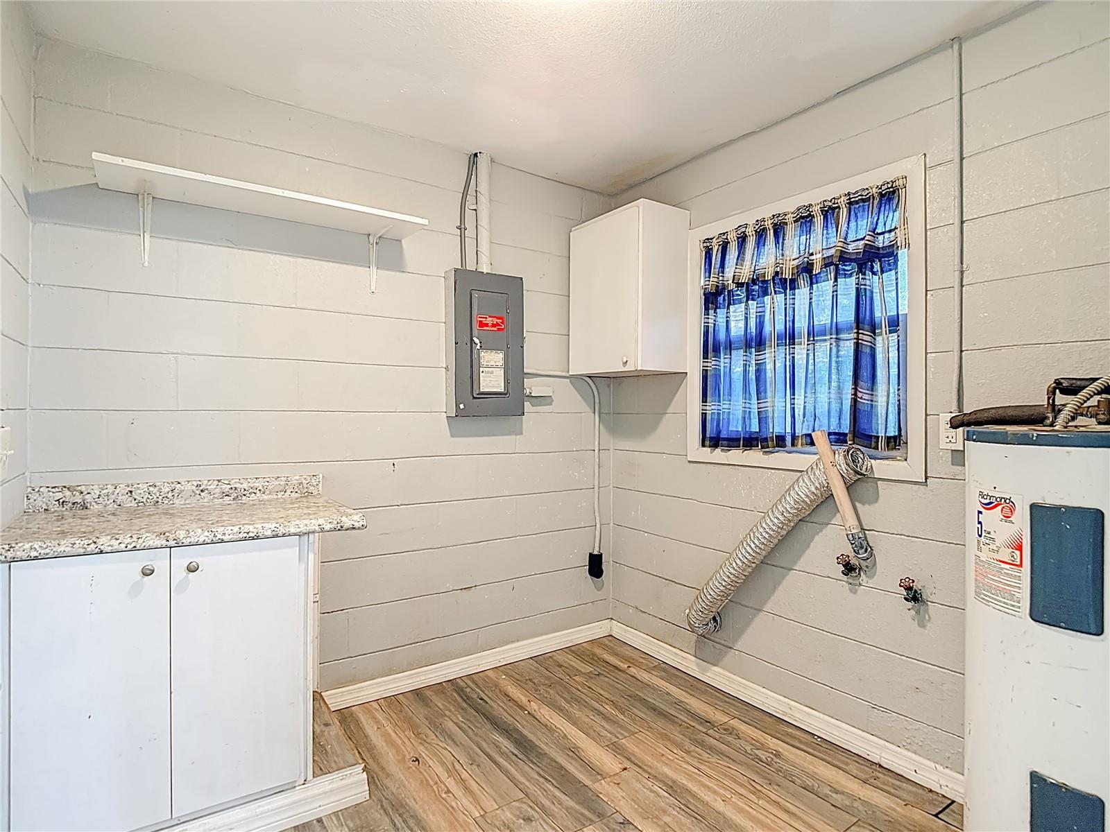 Image 37 of 46 For 27183 Thorncrest Avenue