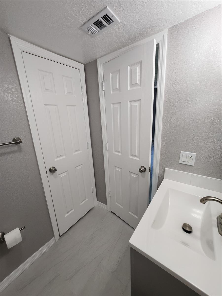 Image 18 of 38 For 5541 Bay Boulevard 403