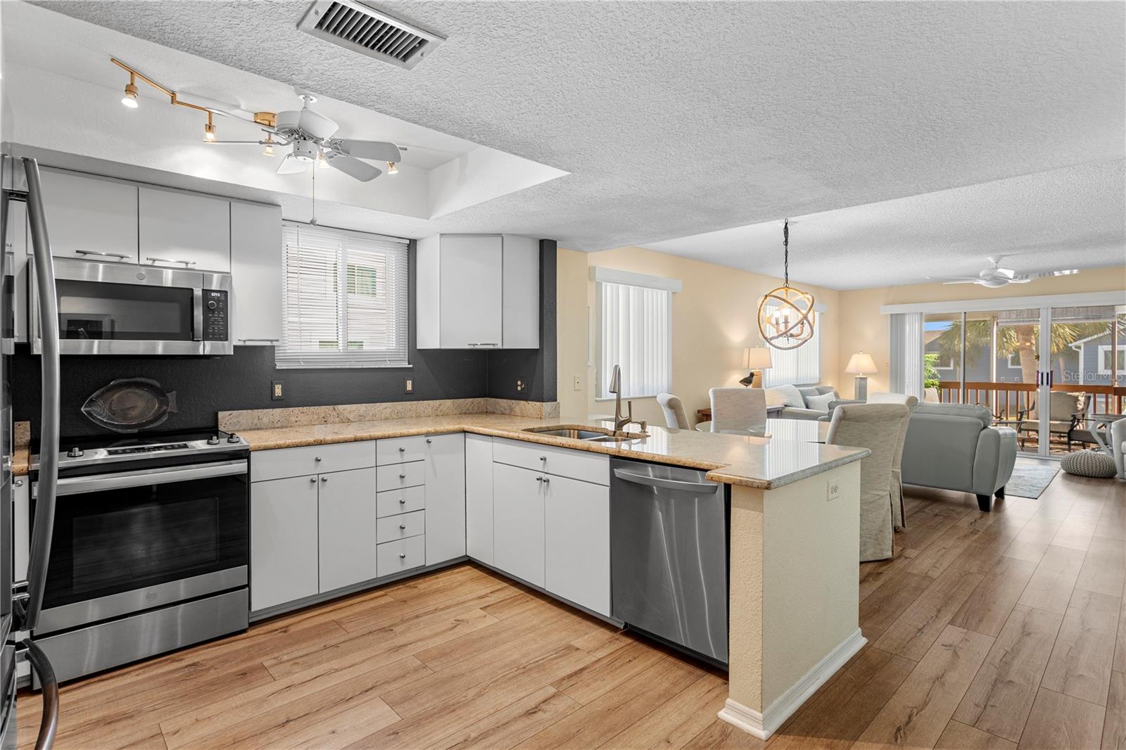 Image 9 of 28 For 911 Harbour House Drive