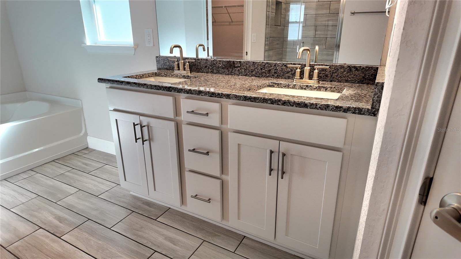 Image 27 of 58 For 4355 Sutherland Street