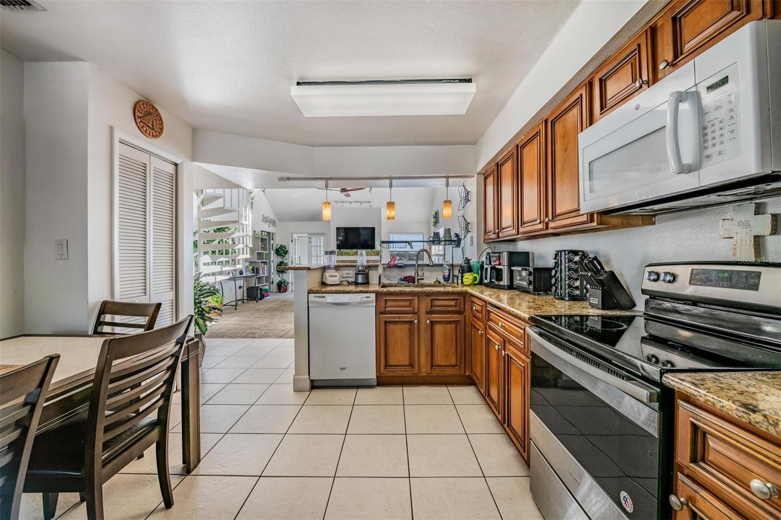 Listing photo id 14 for 3127 Sligh Avenue 303b