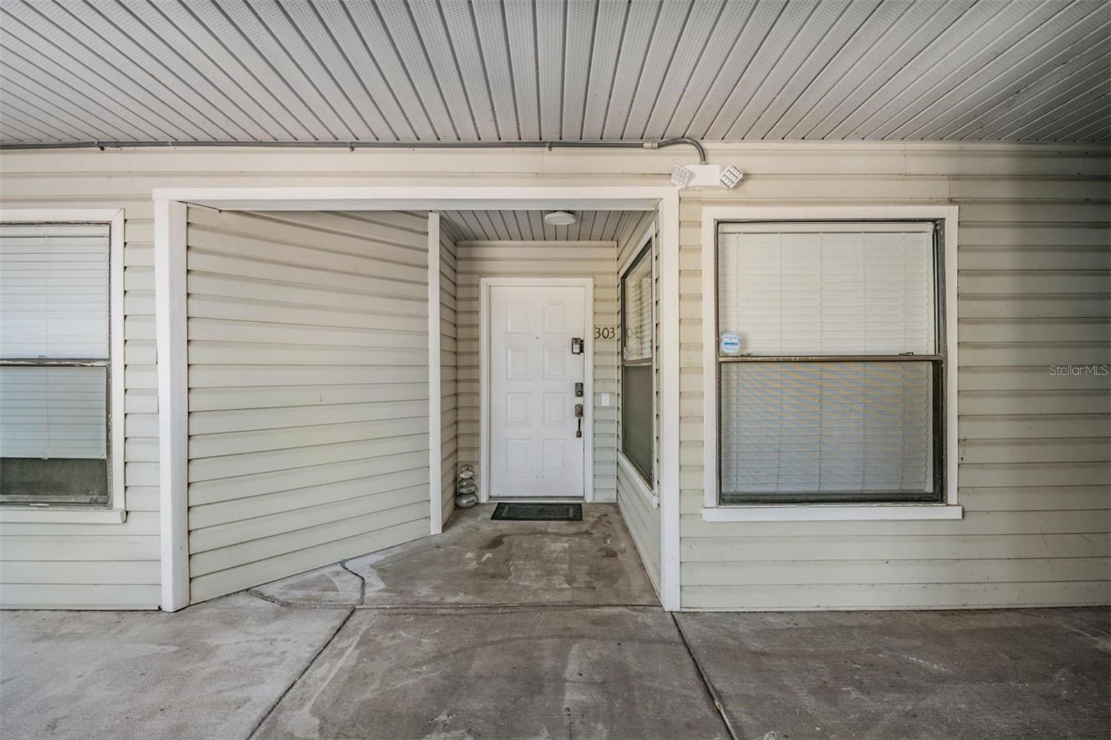 Listing photo id 3 for 3127 Sligh Avenue 303b
