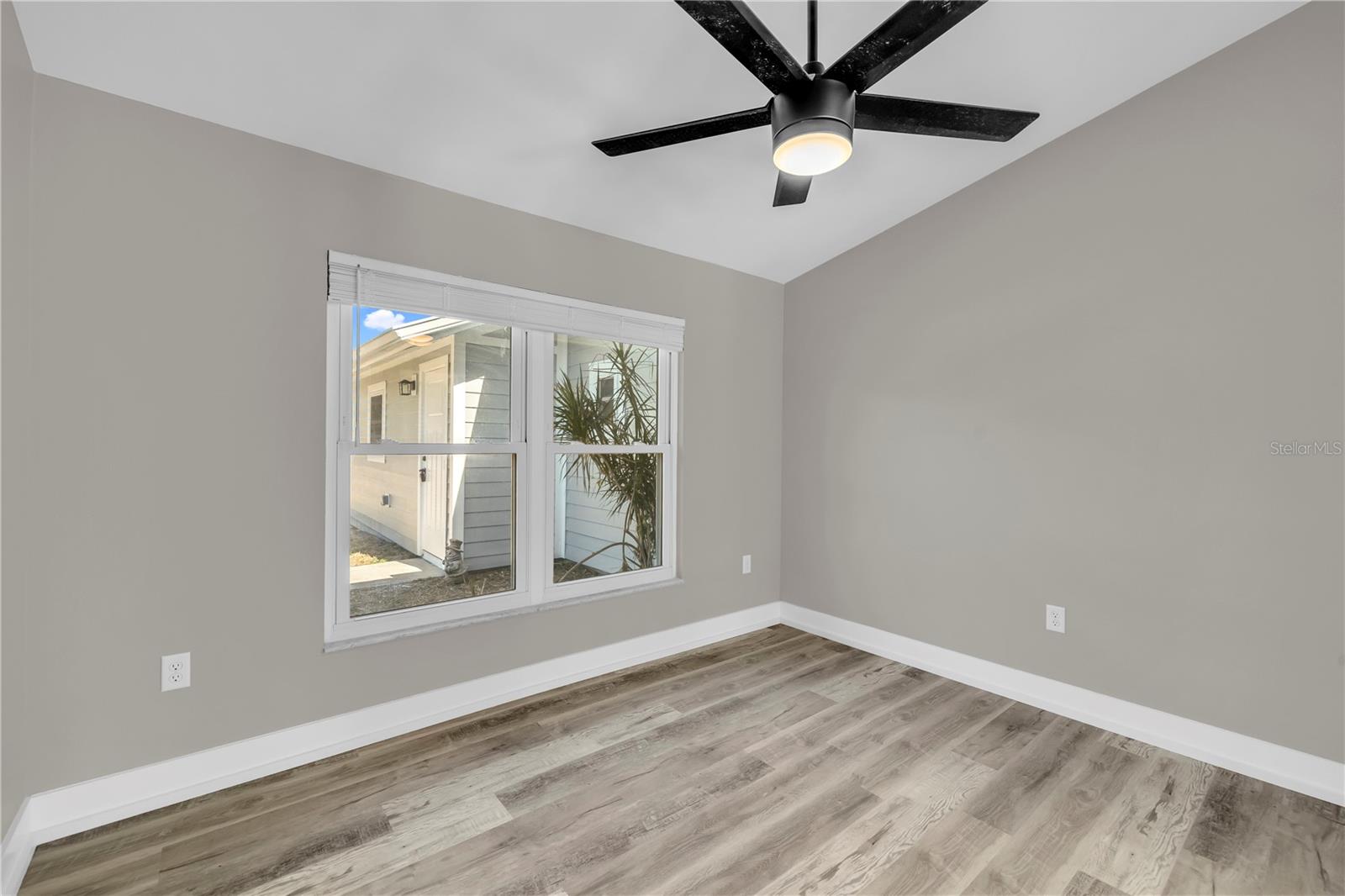 Image 17 of 26 For 21161 Knollwood Avenue