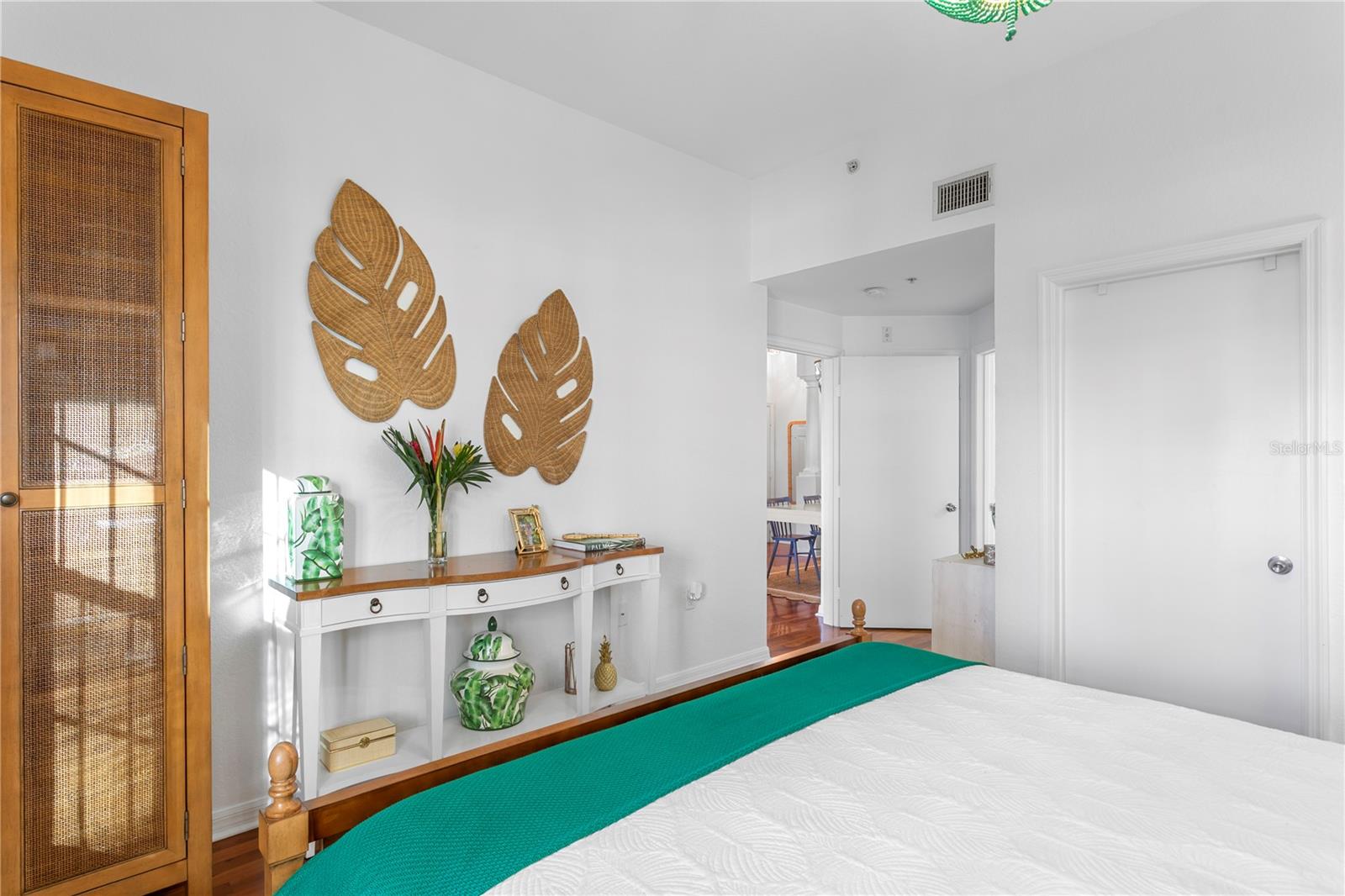 Image 25 of 51 For 200 4th Avenue S 401