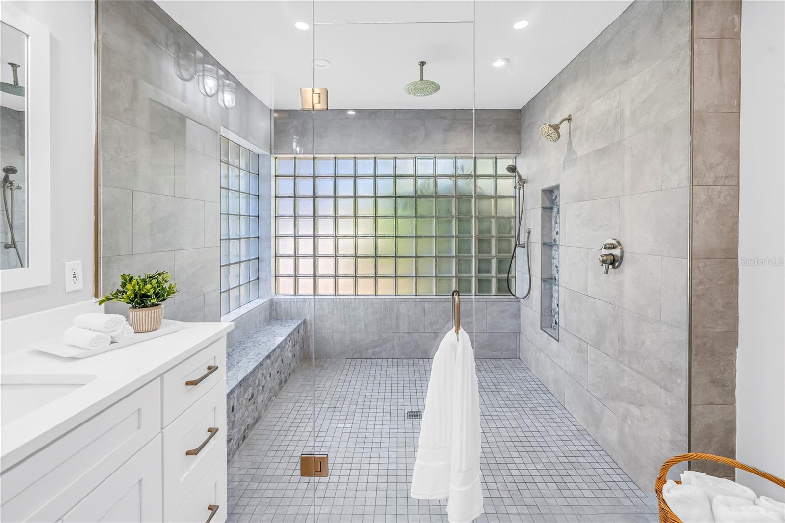 Image 27 of 54 For 134 Riviera Way Ne