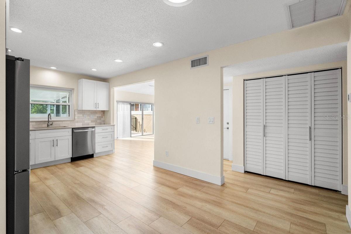 Image 14 of 70 For 1599 Amberlea Drive S