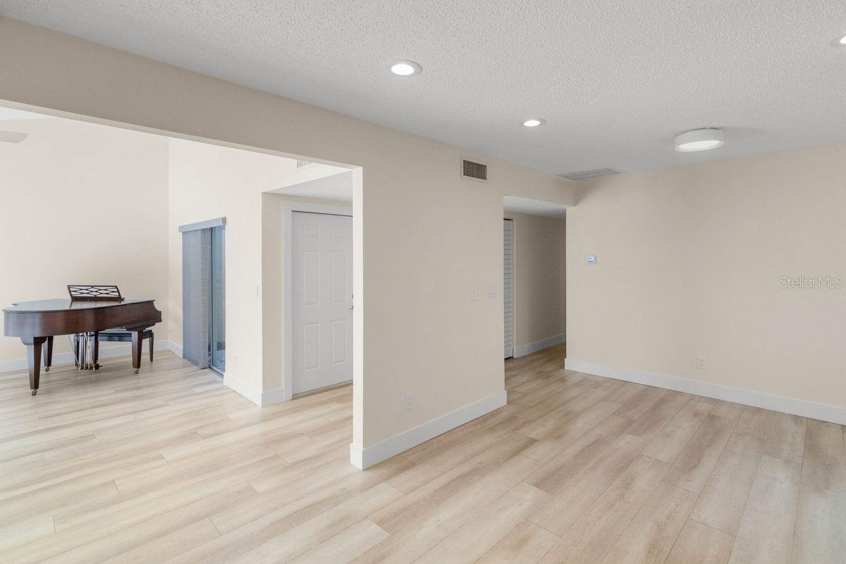 Image 17 of 70 For 1599 Amberlea Drive S